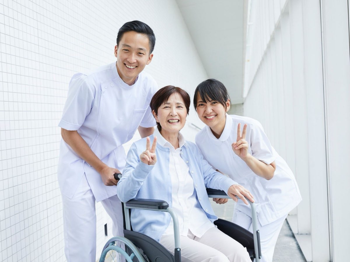 介護スタッフと利用者さんの笑顔（写真はイメージです）